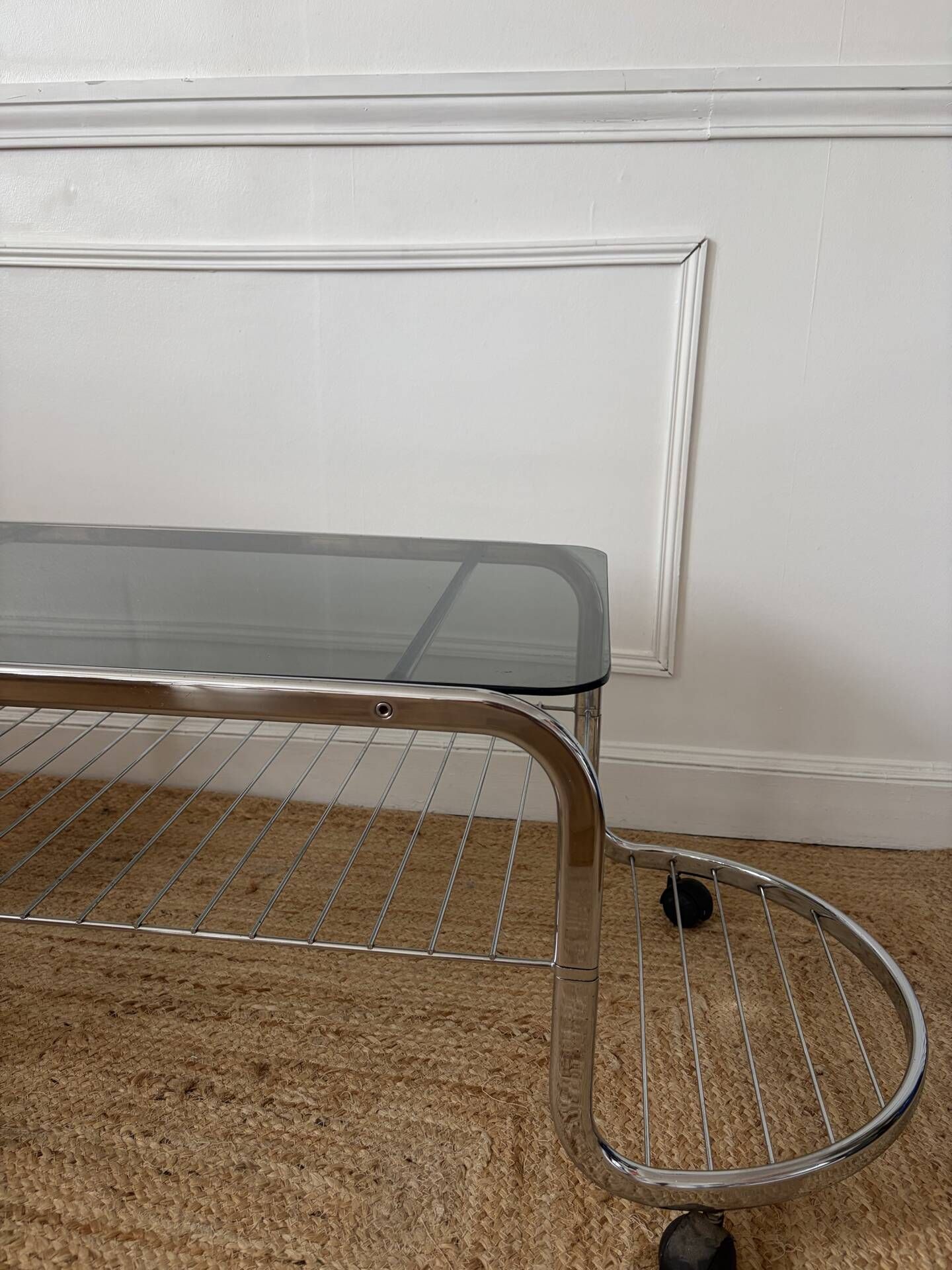 Table basse en métal et verre fumé 1970