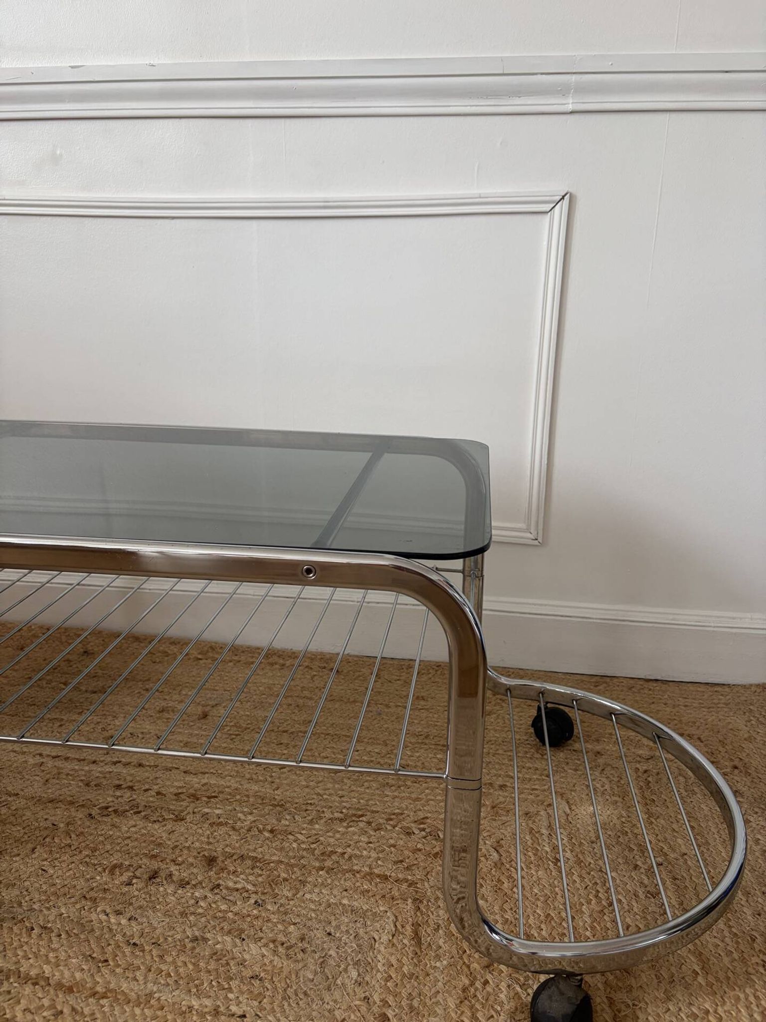 Table basse en métal et verre fumé 1970