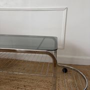 Table basse en métal et verre fumé 1970