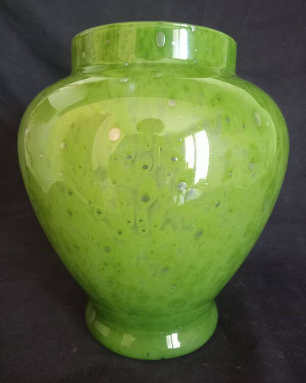 Vase Biot en verre soufflé à la bouche, avec bulles, couleur verte herbe