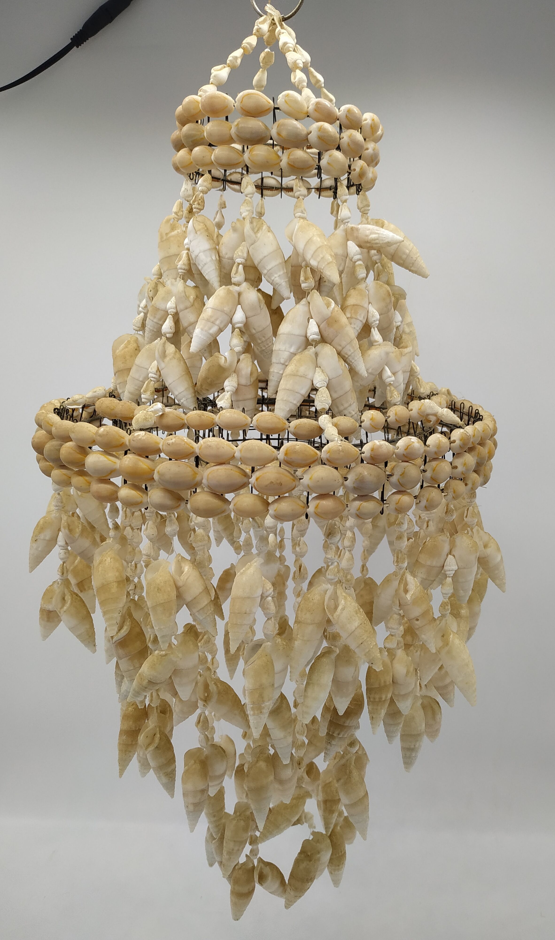 Suspension vintage cowries shells