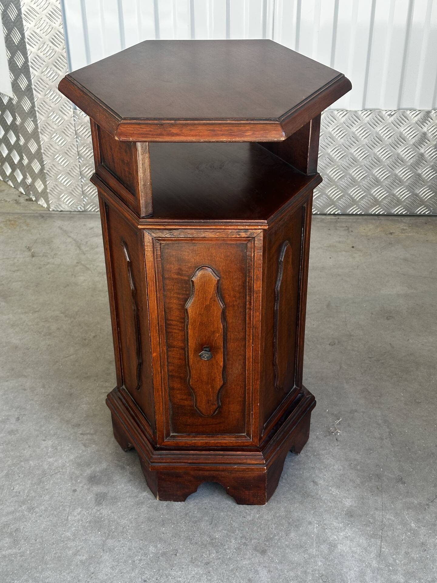 Meuble d’appoint hexagonal en bois d’acajou– XXe siècle