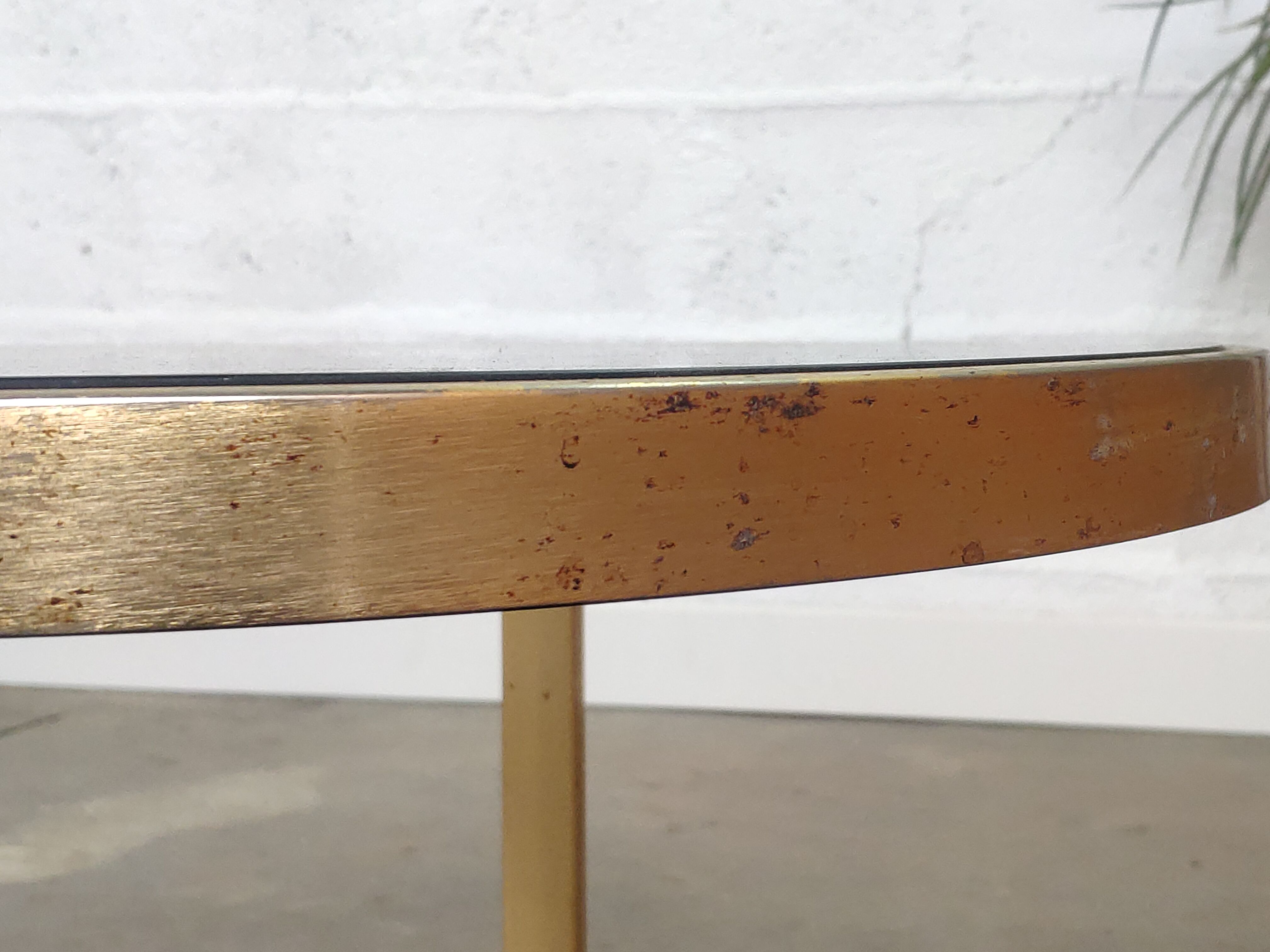 Superb trundle table round golden and smoked glass