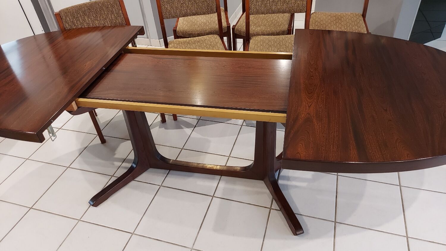 Oral extendable table from the Maison Baumann vintage 1970s