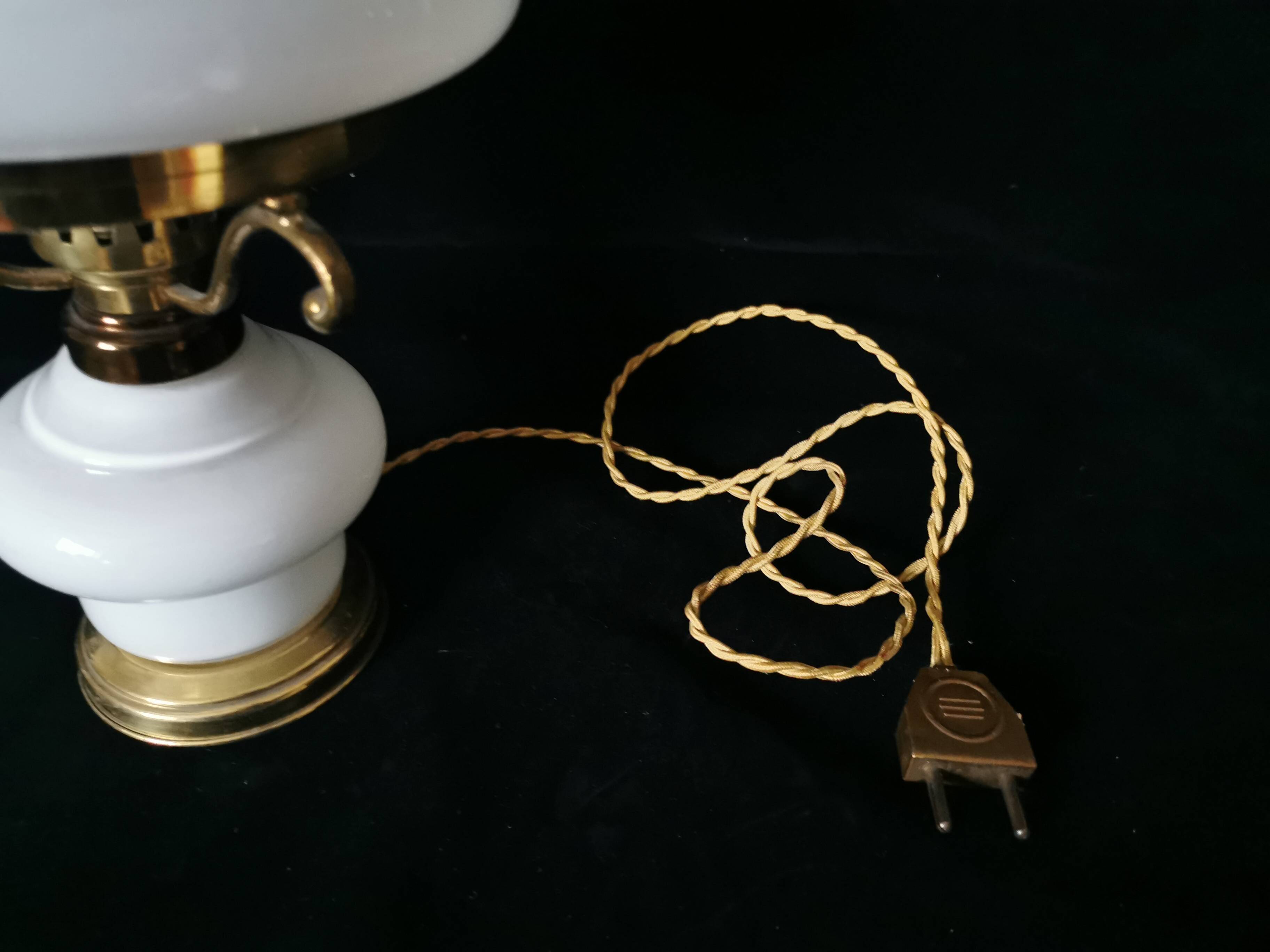 lampe de chevet en opaline blanche