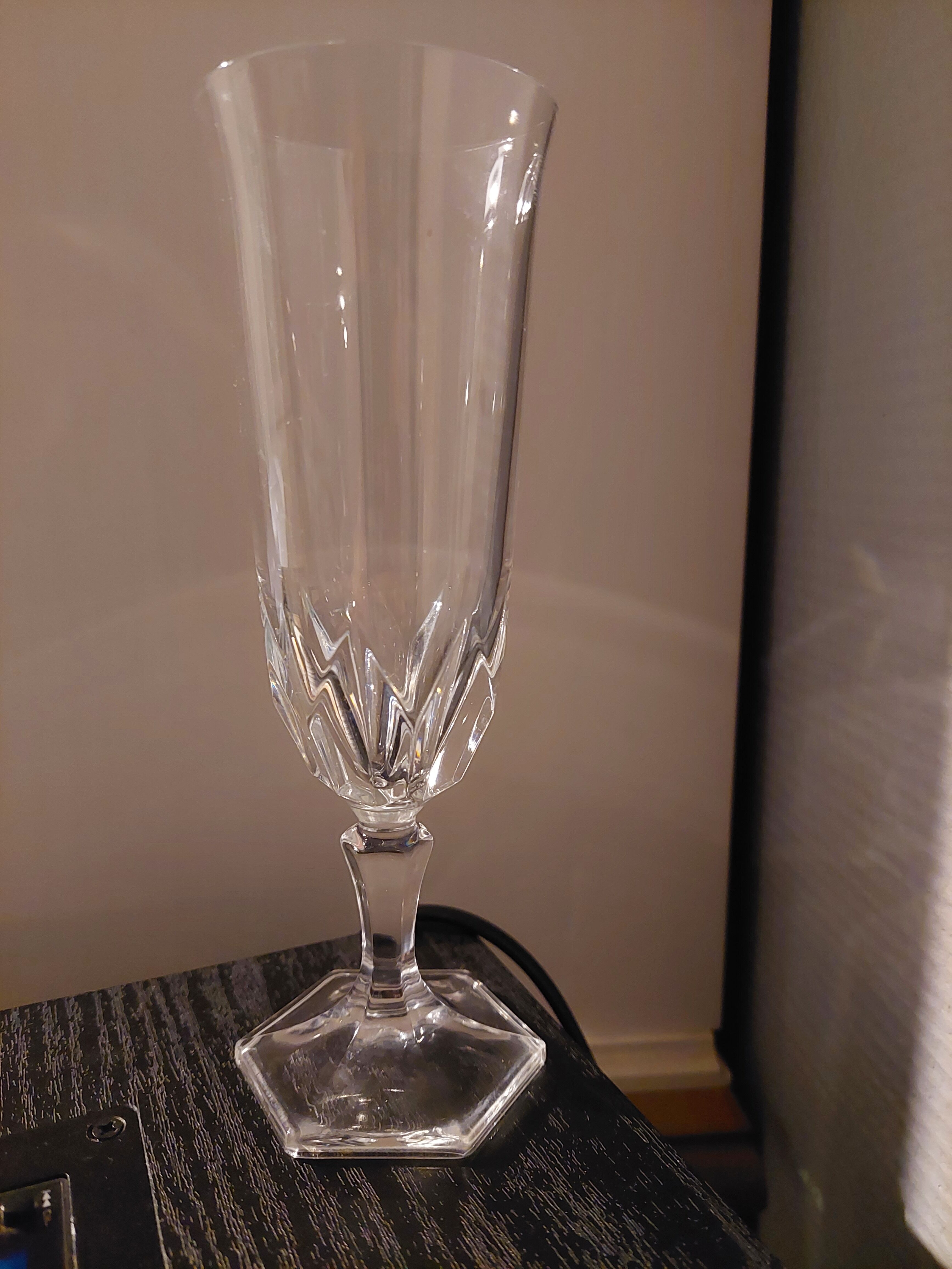 8 flutes in Champagne