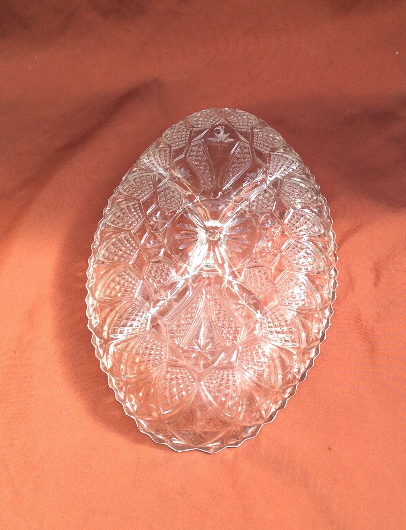 Sculpted oval glass plate with 4 compartments