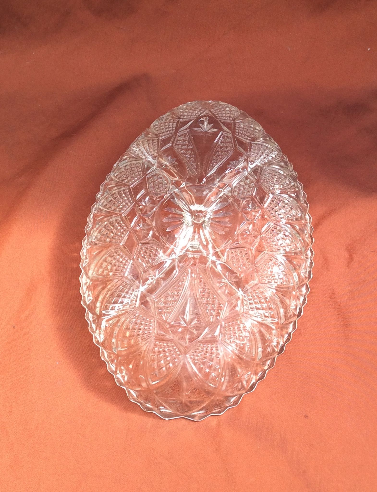 Sculpted oval glass plate with 4 compartments