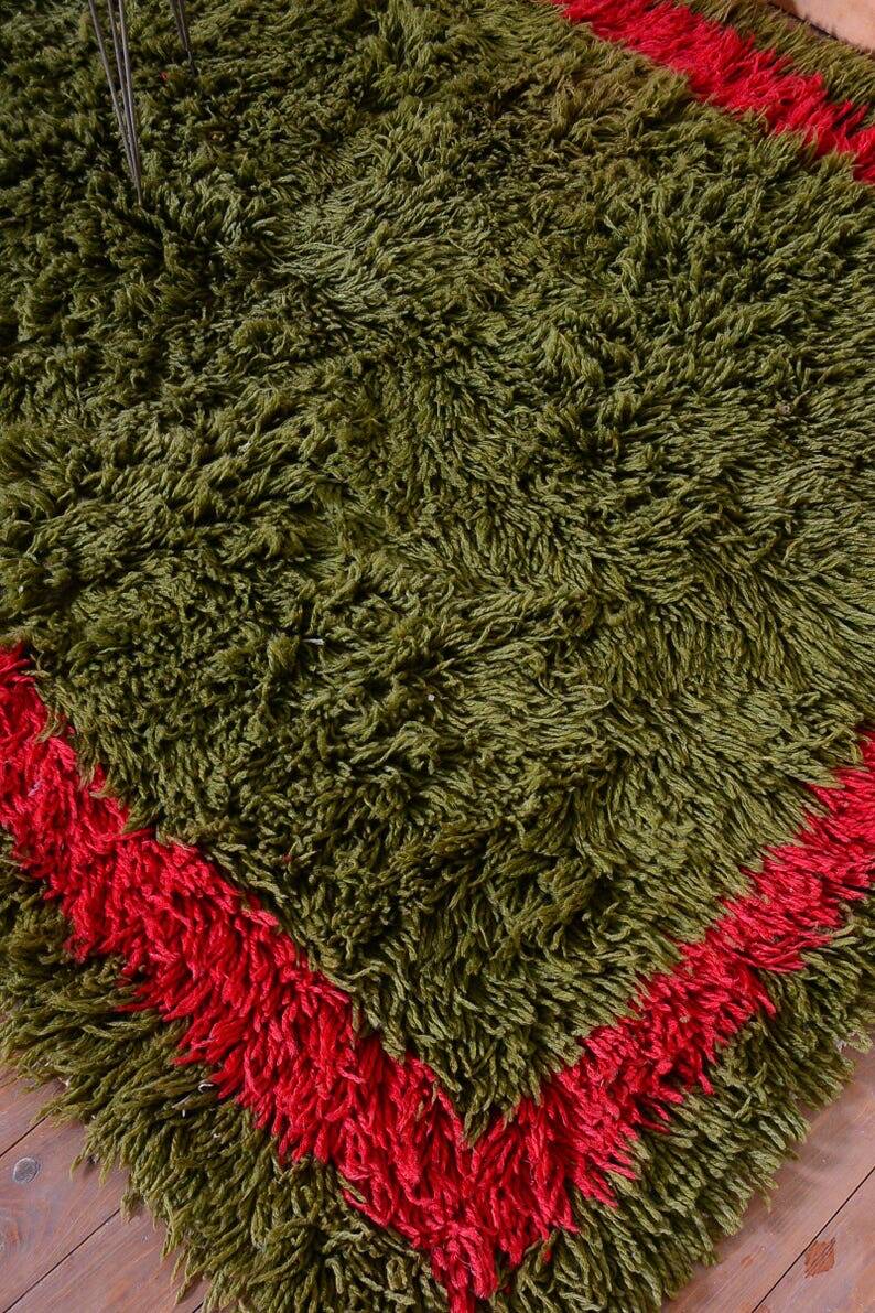 Handmade pure wool rug in green and red, size 140/260 cm.