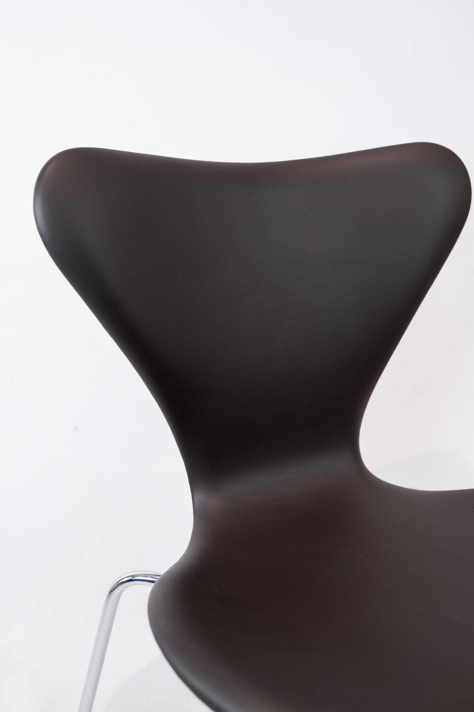 Seven chair, model 3107, designed by arne jacobsen and manufactured by fritz hansen.