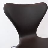 Seven chair, model 3107, designed by arne jacobsen and manufactured by fritz hansen.
