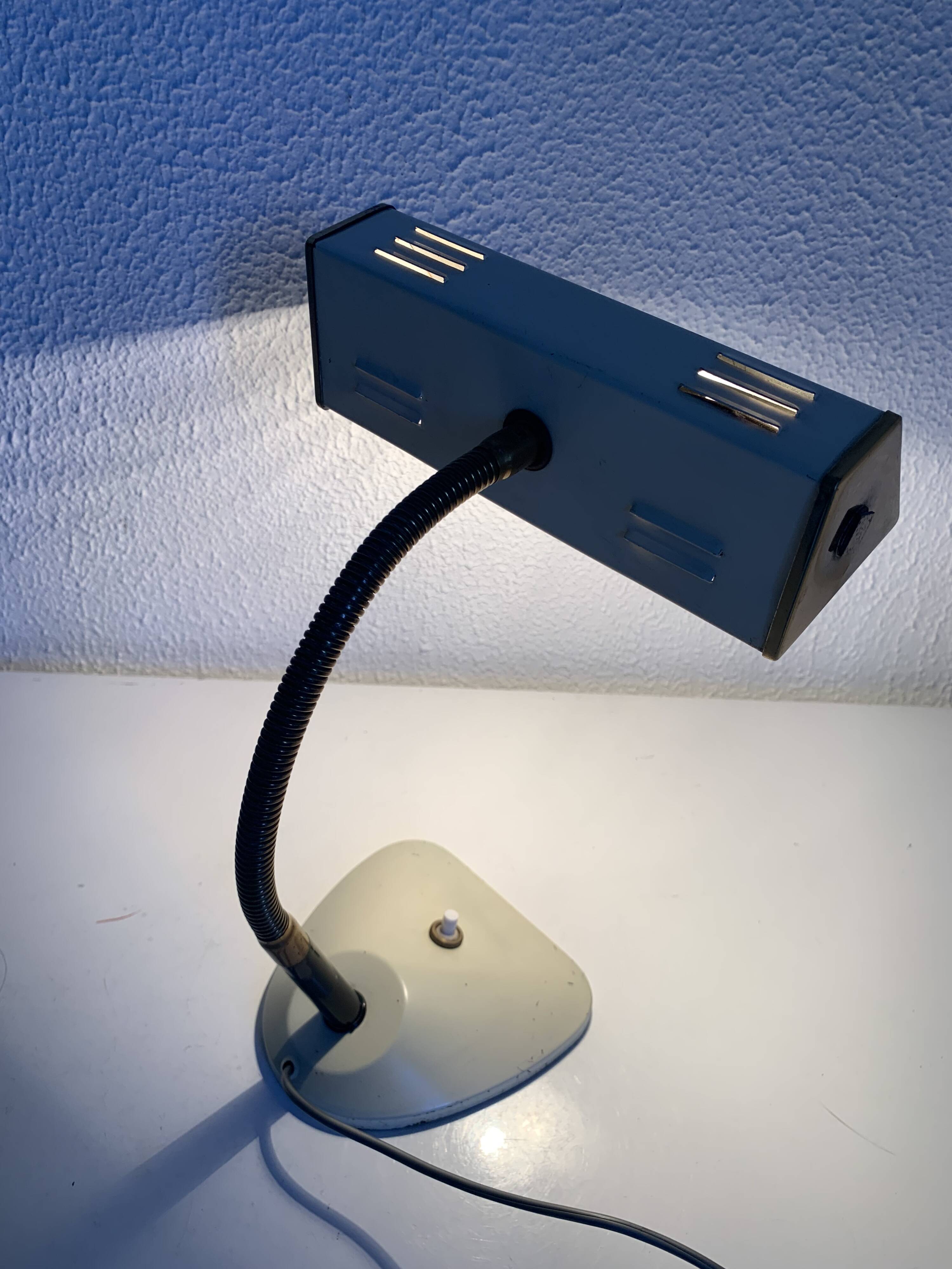 Vintage 1950s desk lamp for children, cream and gold bedside lamp - 23 cm