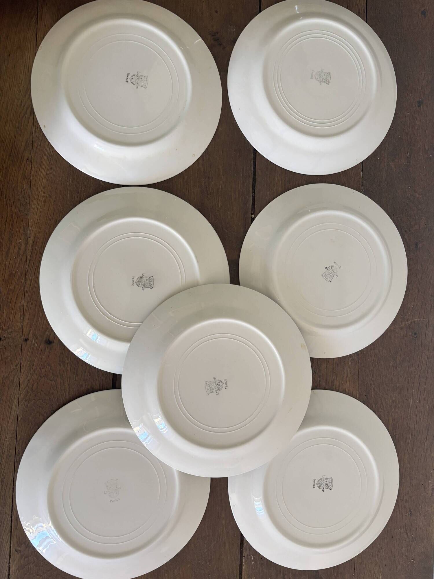 Vintage Longchamp France service – 18 graphic plates from the 1950s.