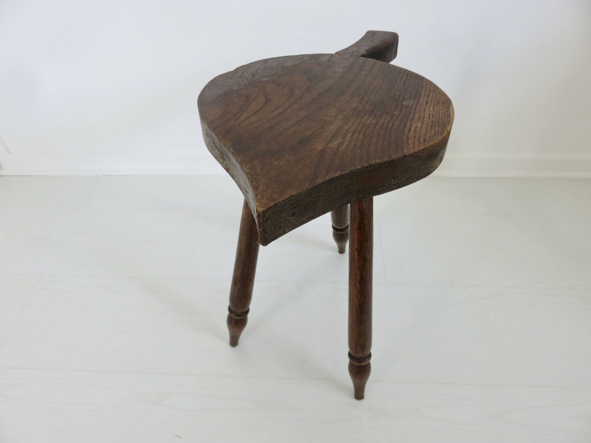 Tabouret brutaliste en bois massif