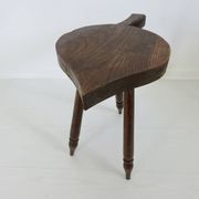 Tabouret brutaliste en bois massif