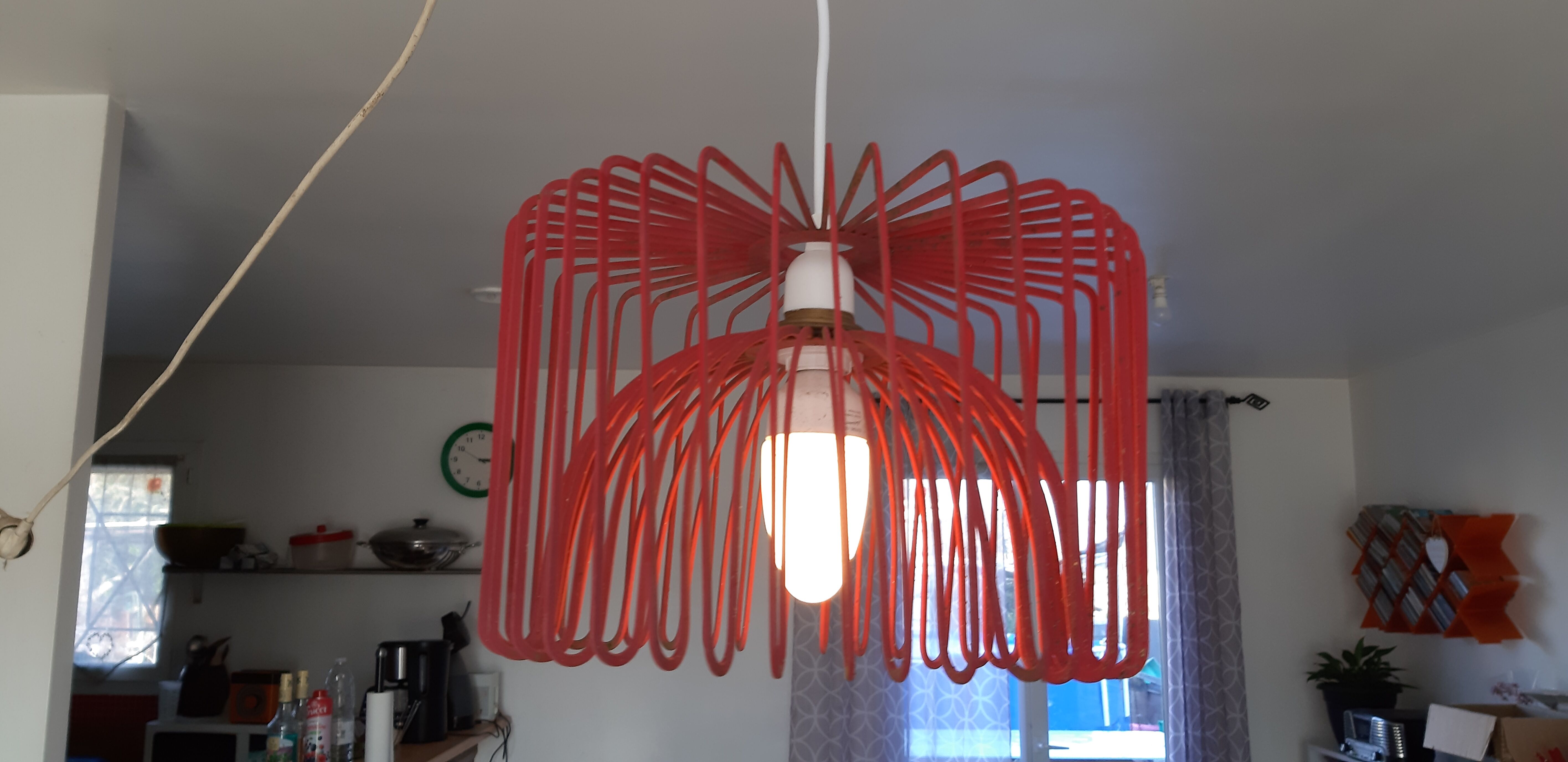 Suspension vintage metal red