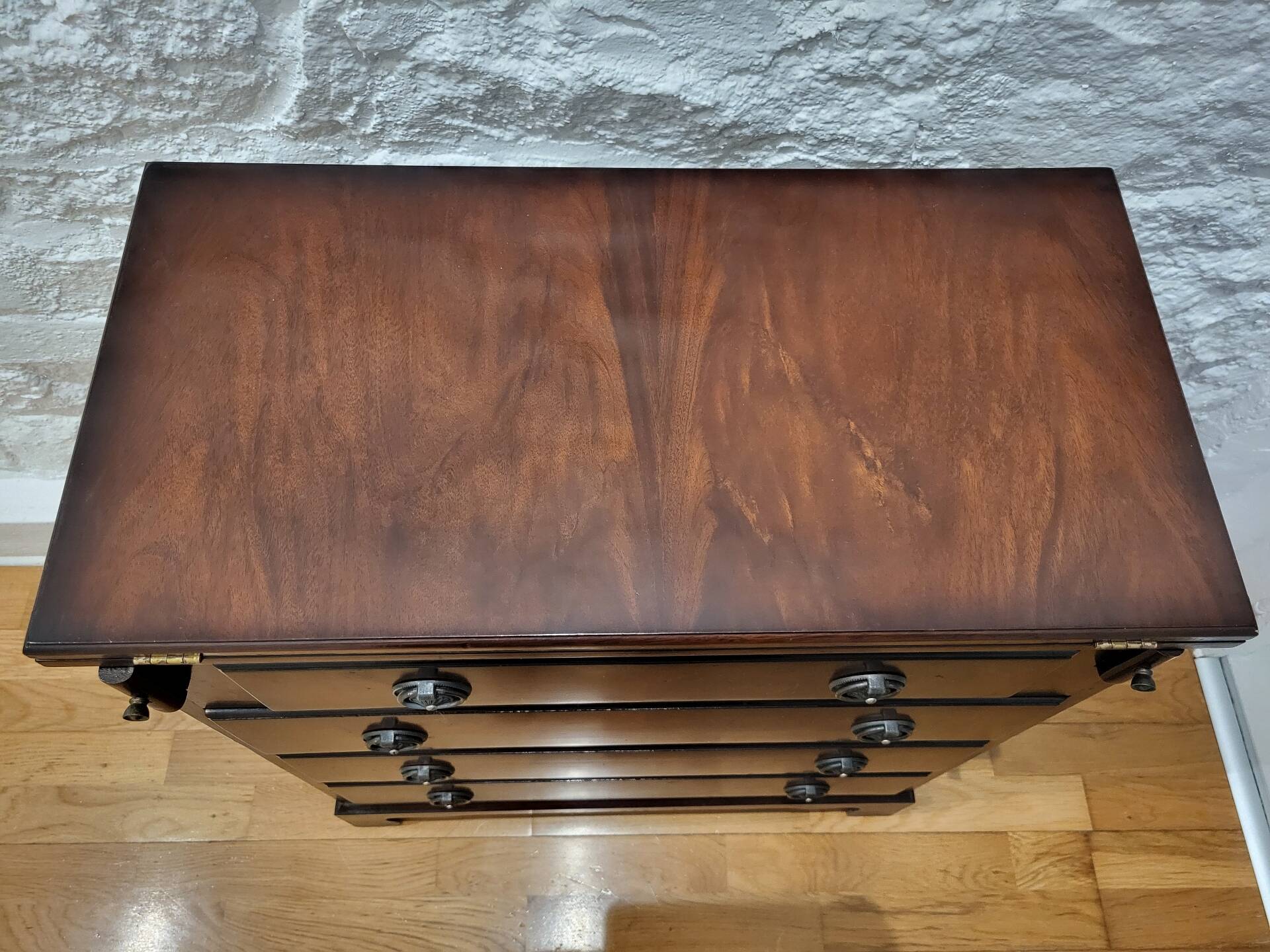 Commode /coffret célibataire acajou style néo géorgien