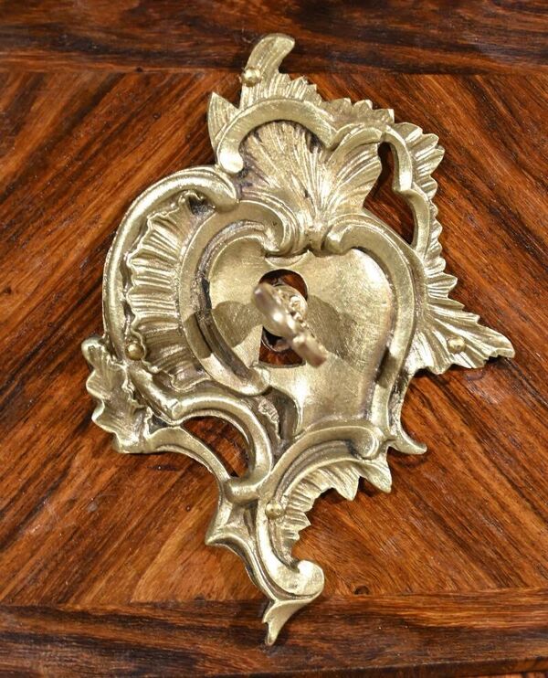 Commode Tombeau en Marqueterie de Bois de Violette, style Transition Louis XIV / Louis XV – 1ère Par
