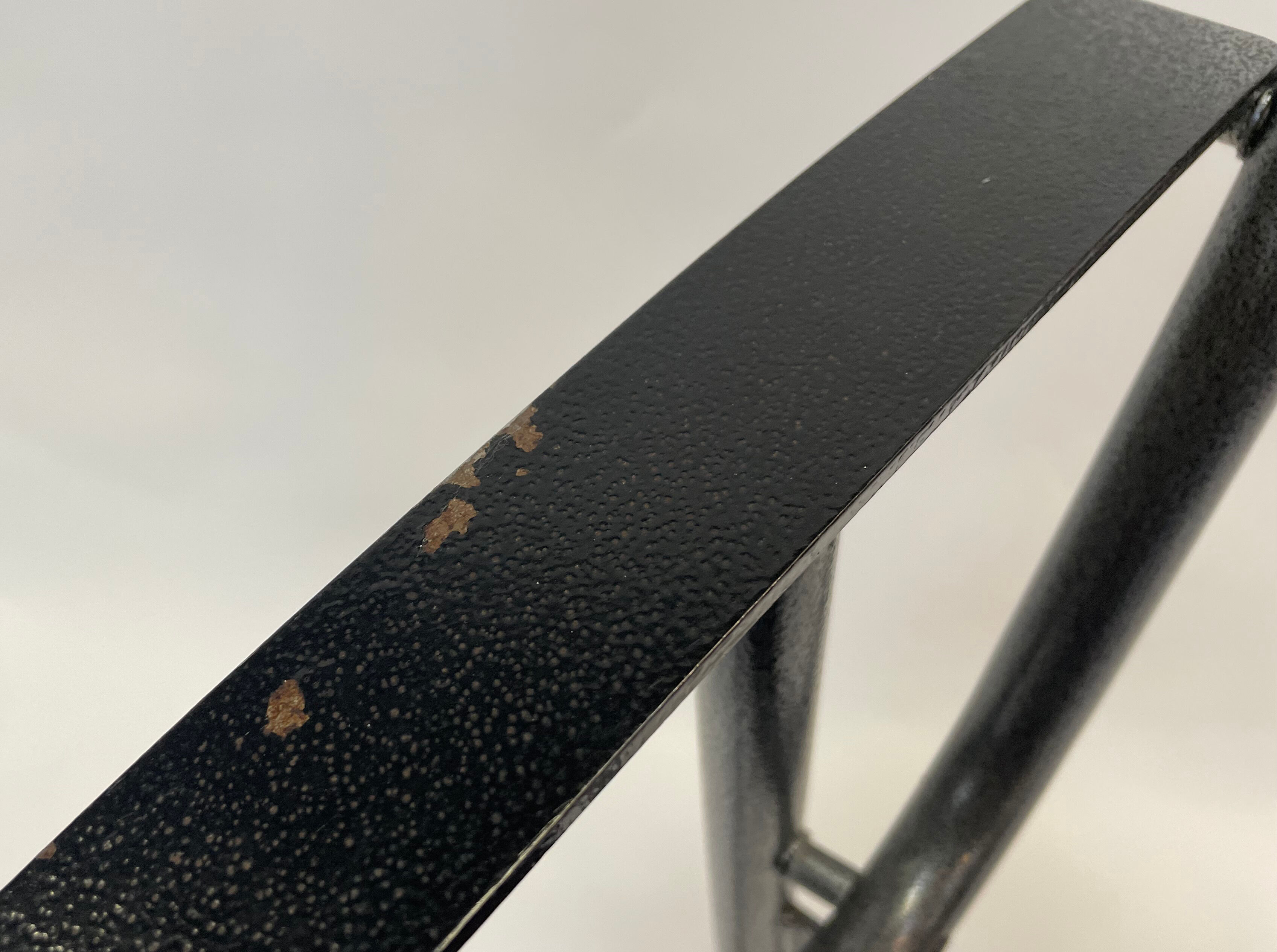 Chaise vintage en cuir et acier noir des années 1970