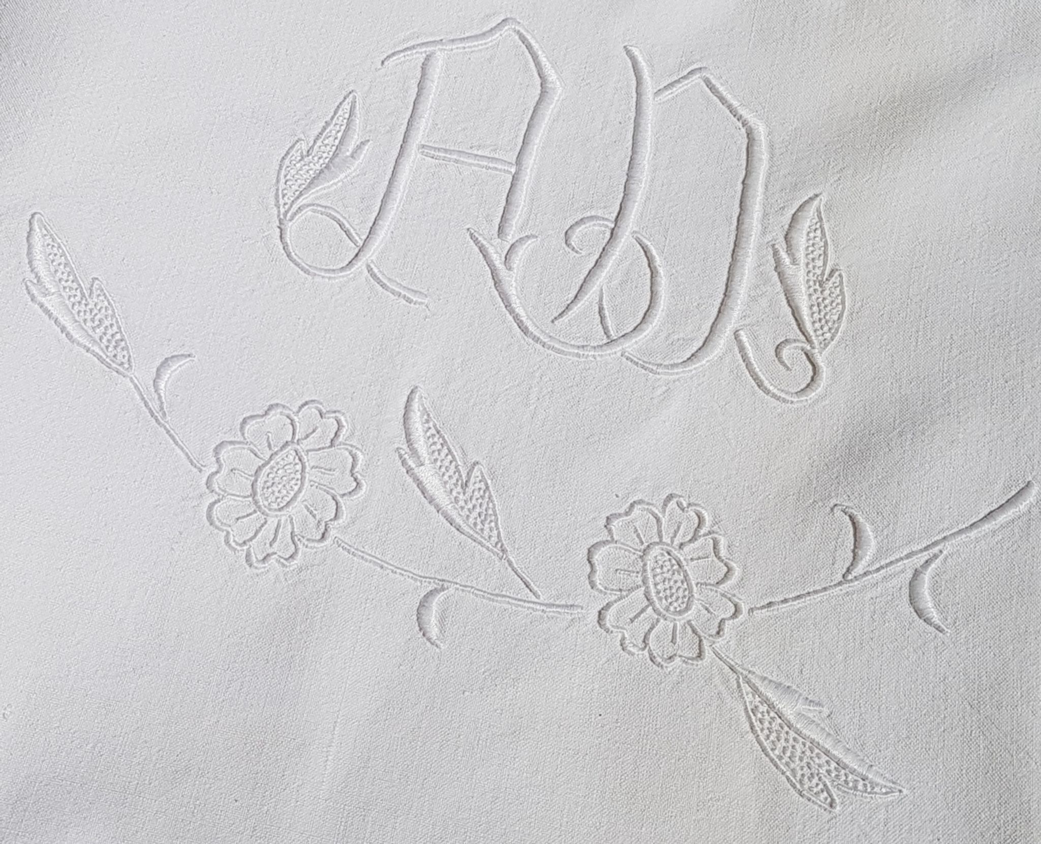 Drap monogramme AD brodé
