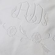 Drap monogramme AD brodé