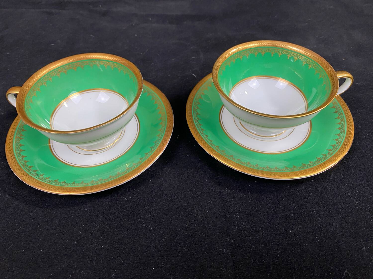 Complete set of 12 Art Deco fine porcelain cups and saucers Ros.