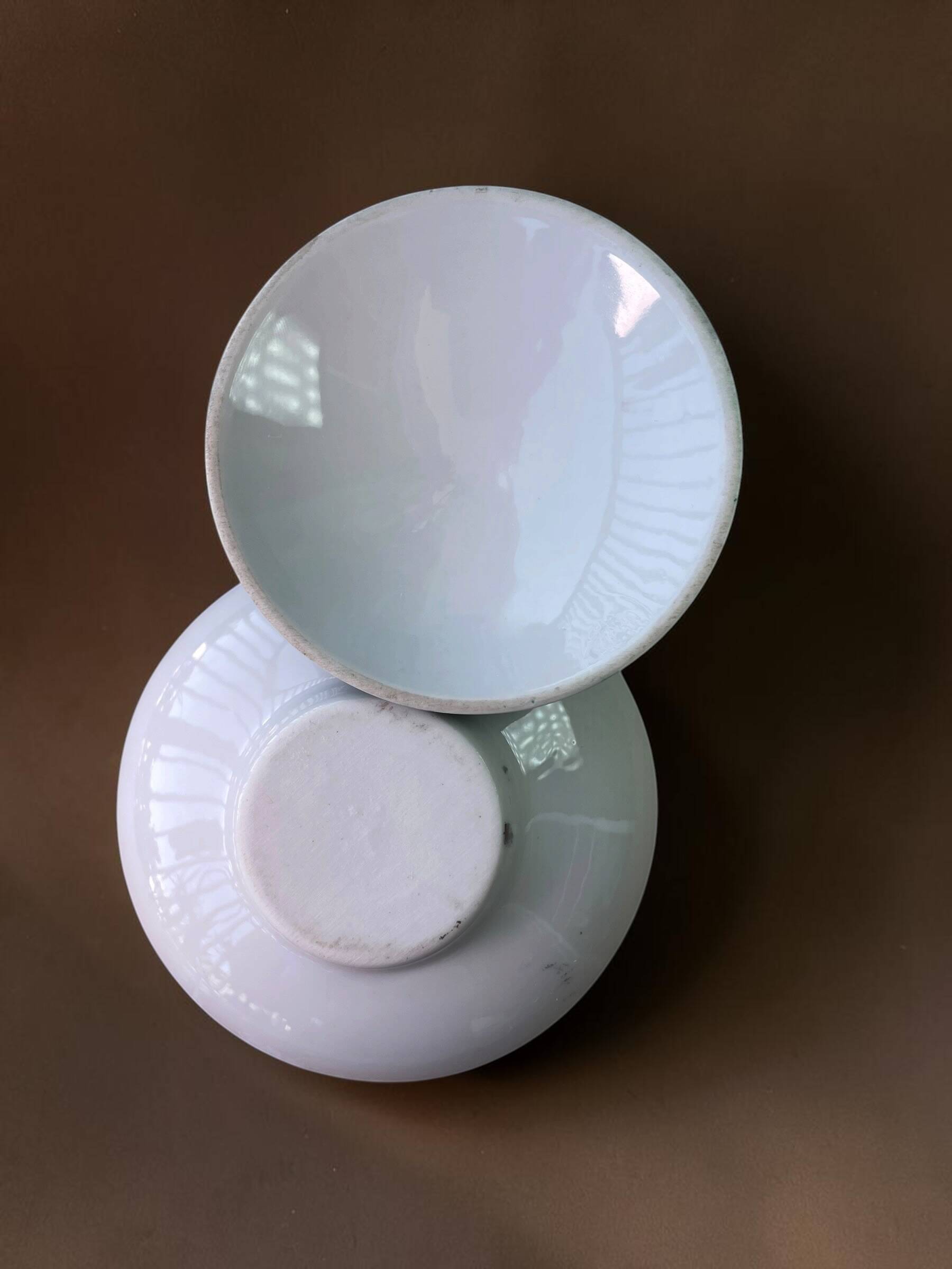 Small covered Chinese porcelain dish, Wan Shou decoration, 1970s-80s.
