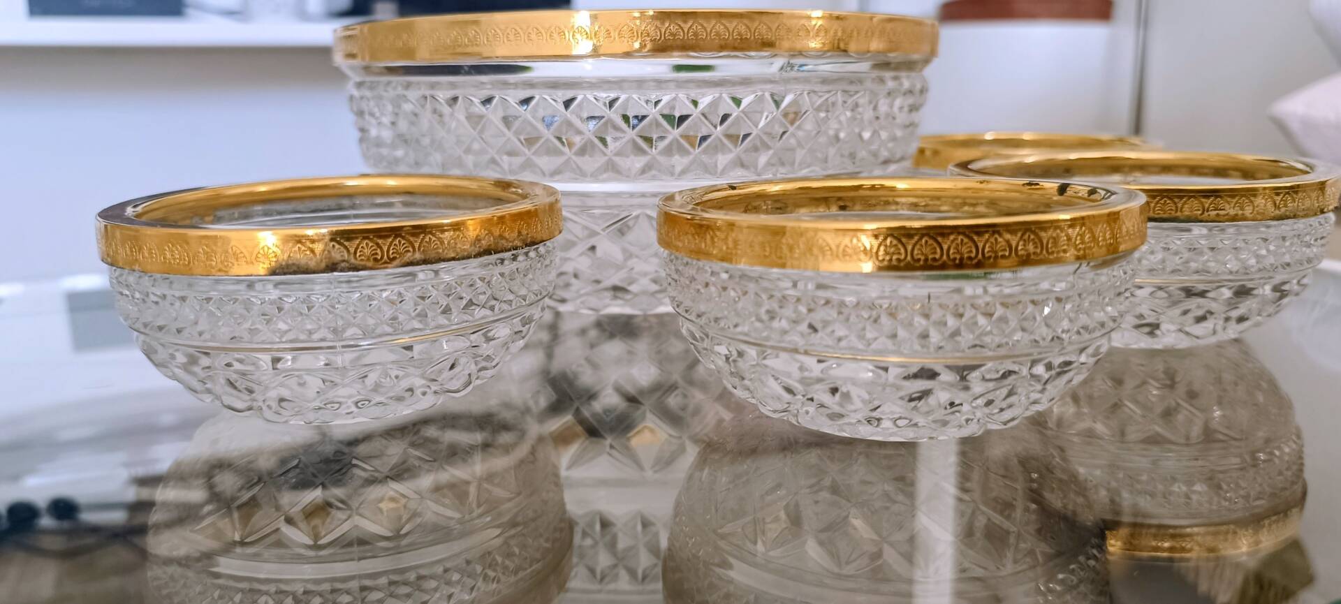 Salad bowl and diamond-shaped bowls in brass.