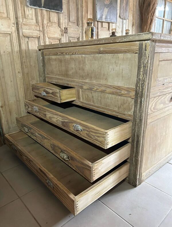 Meuble de métier ancien à vitrine, comptoir central d’exposition avec