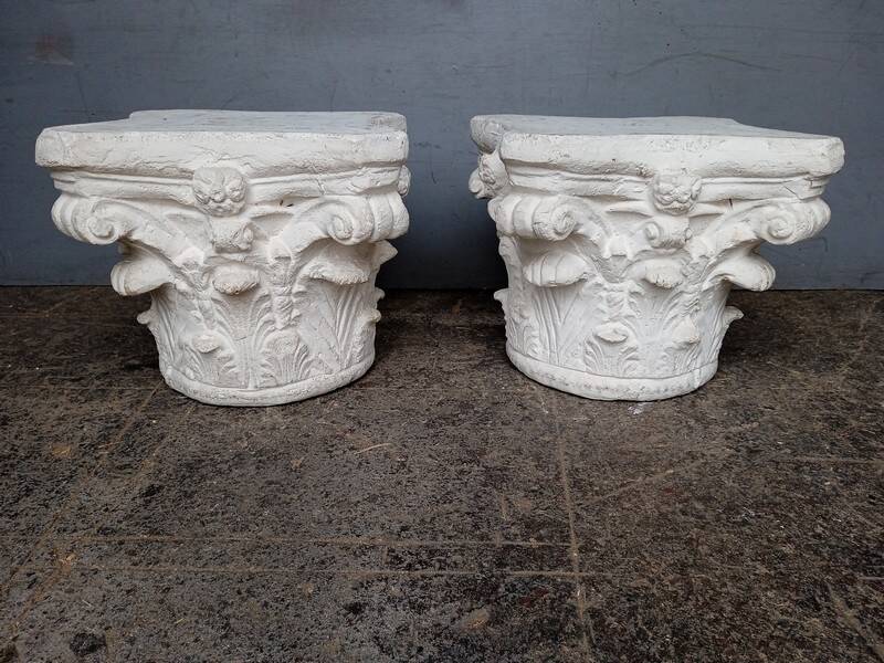 Paire 2 chapiteau corinthien ciment peint / table basse