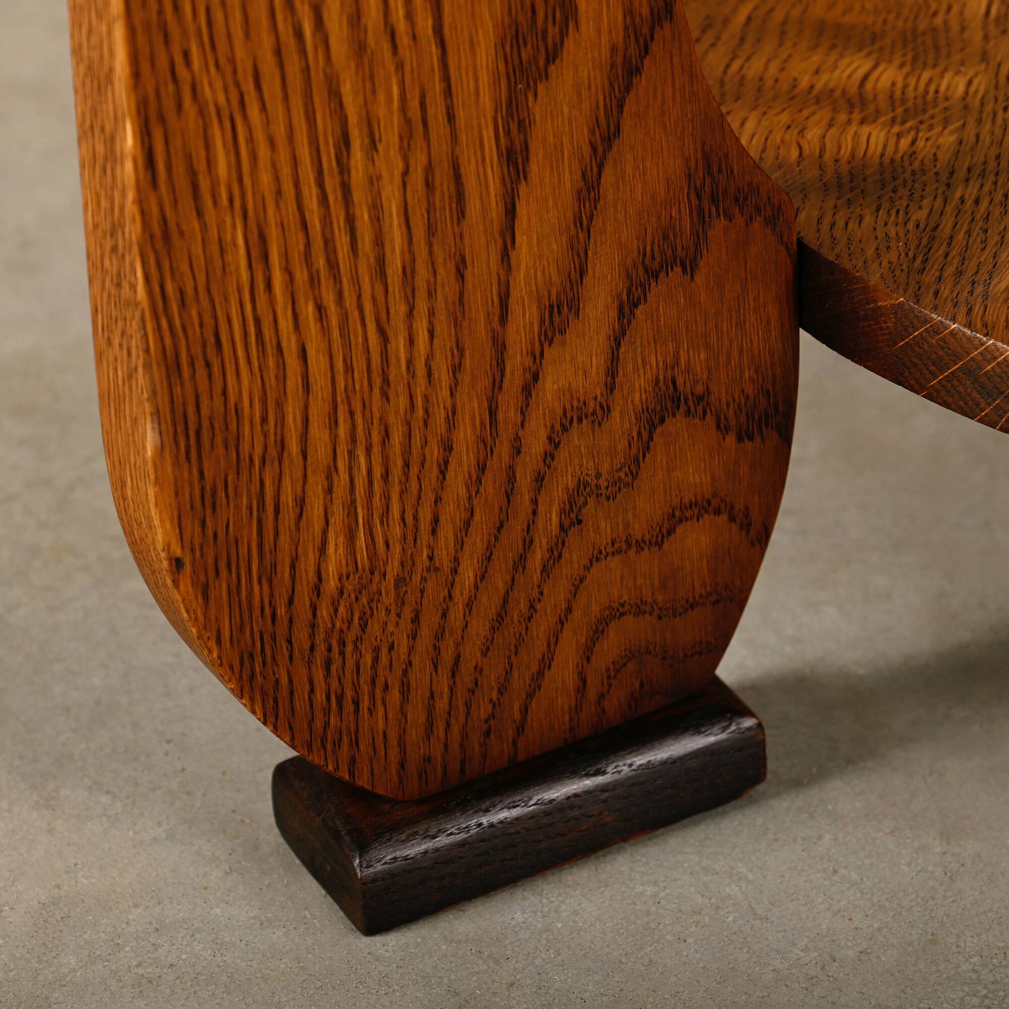 Table d'appoint Art Déco et Arts & Crafts néerlandaise en chêne massif, années 1930.