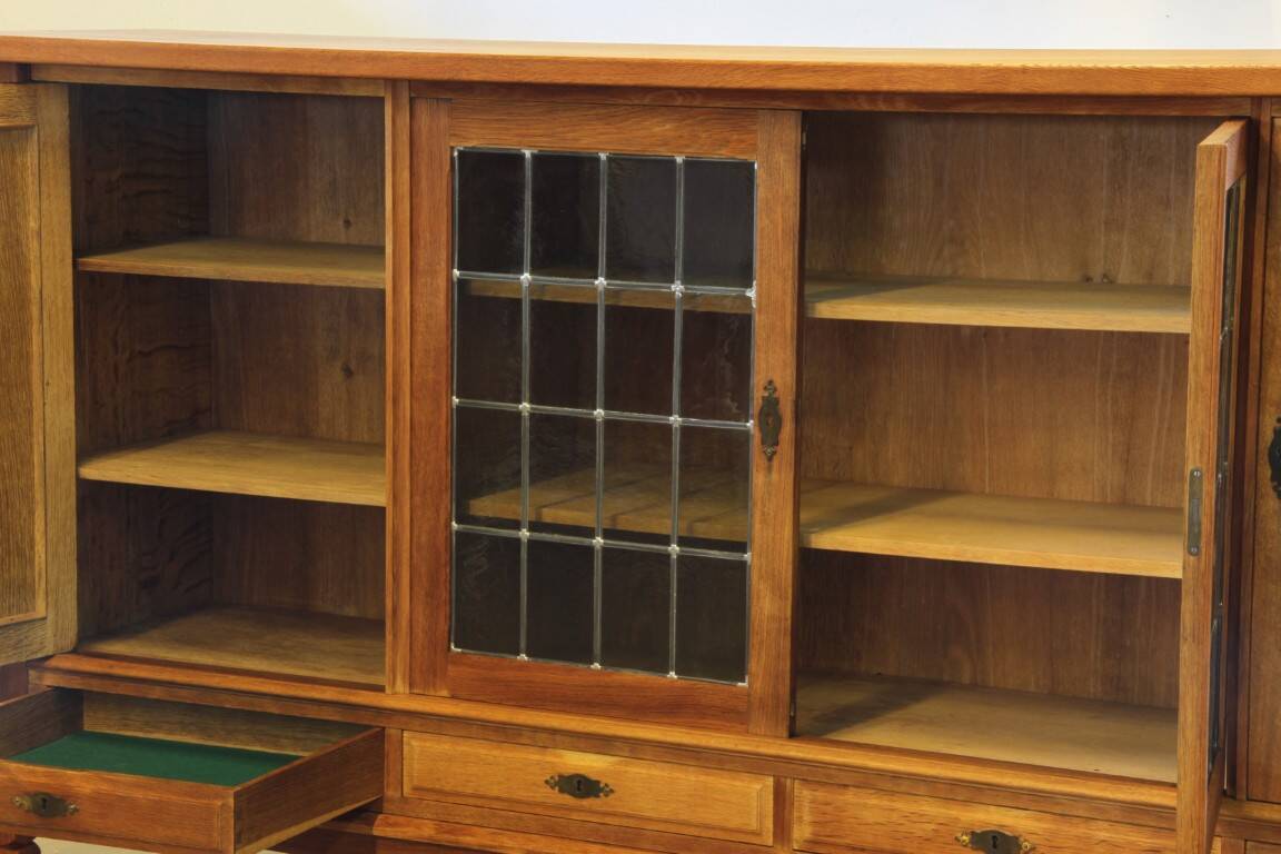 Cabinet en chêne moderne danois des années 1960 dans le style de Henning Kjærnulf.
