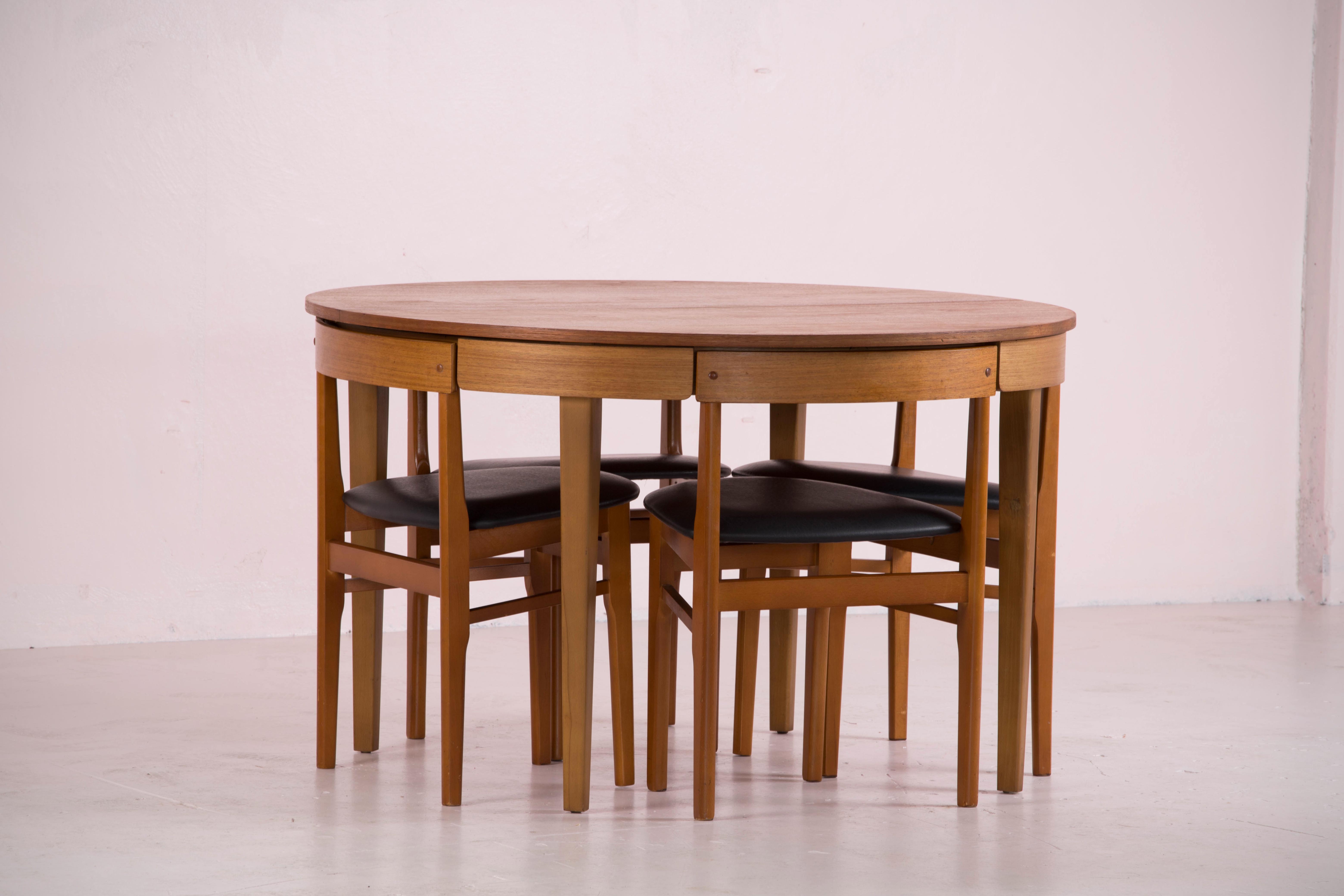 Table and 4 scandinavian encastrable chairs