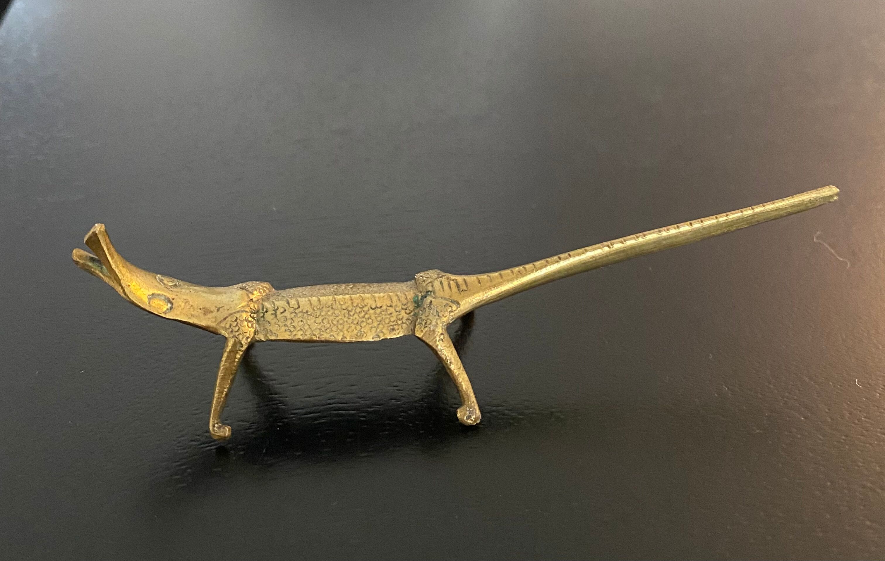8 porte-couteaux forme antilope et crocodile en laiton