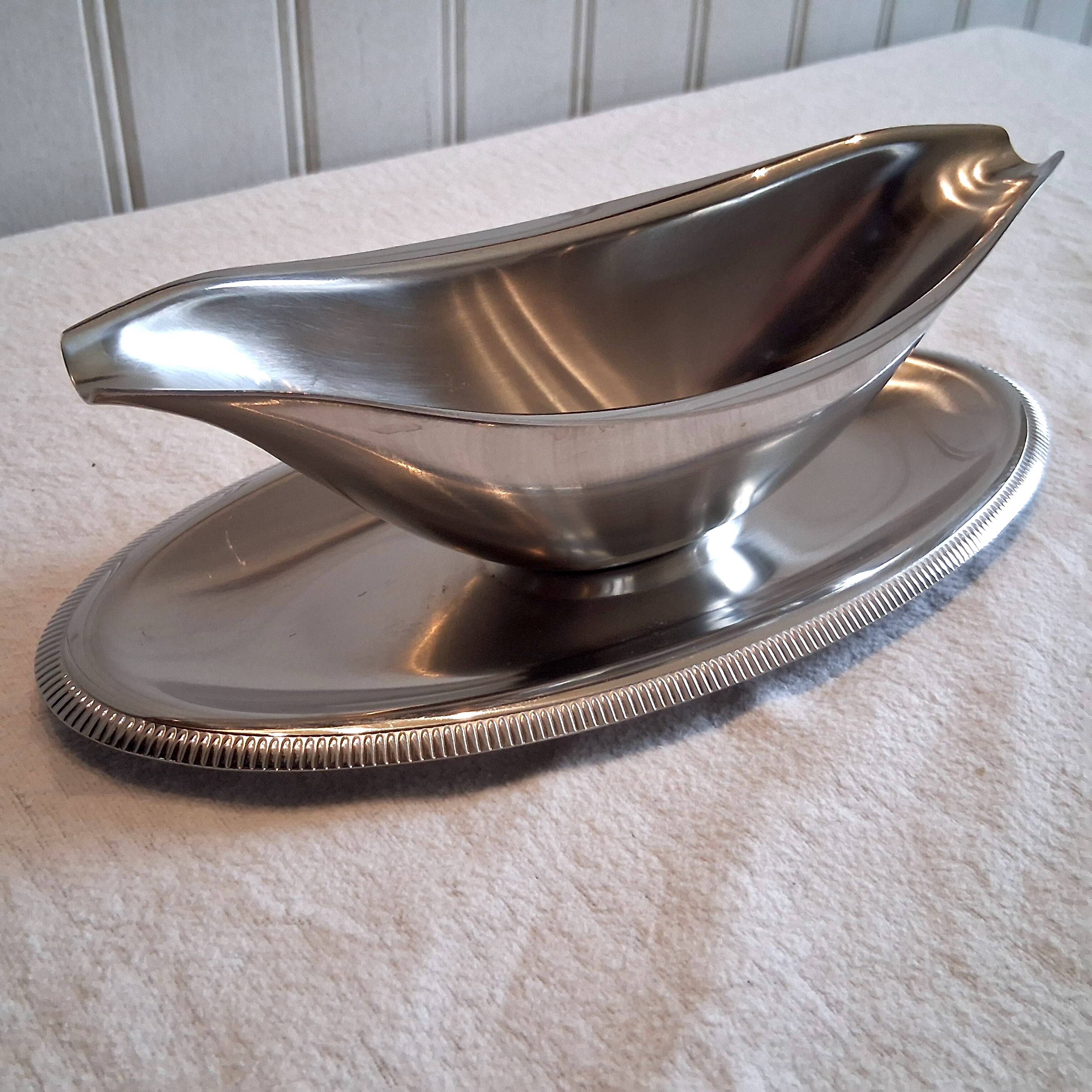 Very beautiful sauce boat from Létang Remi in very good condition.