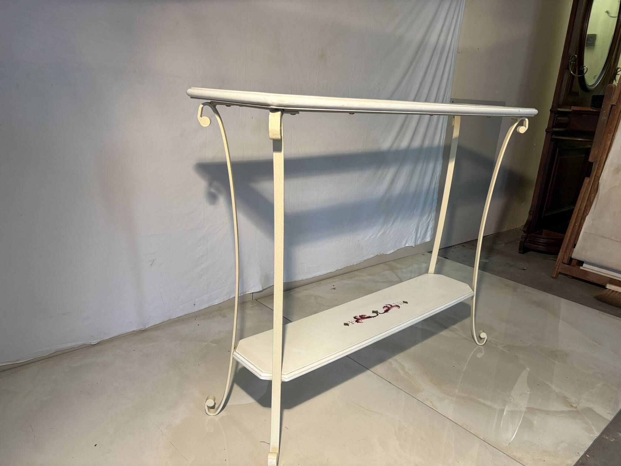 Console en fer forgé blanche à décor fleuri et plateau bois et verre