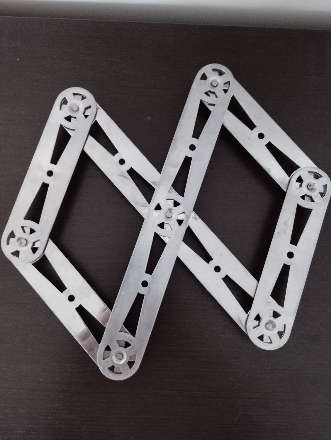 Folding extendable accordion trivet