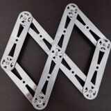 Folding extendable accordion trivet