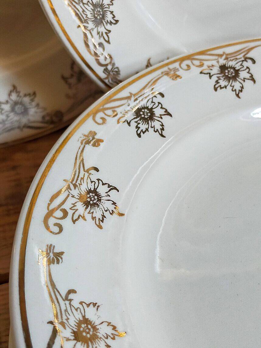 Eight Villeroy & Boch dessert plates with gold decor