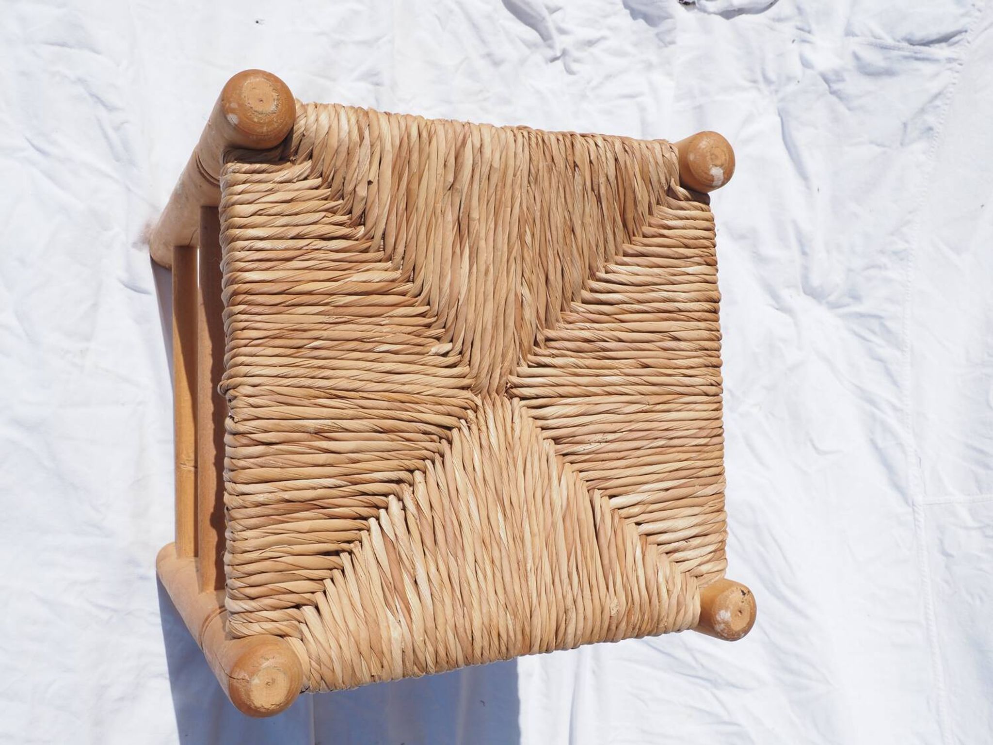 Tabouret bas en bois et paille