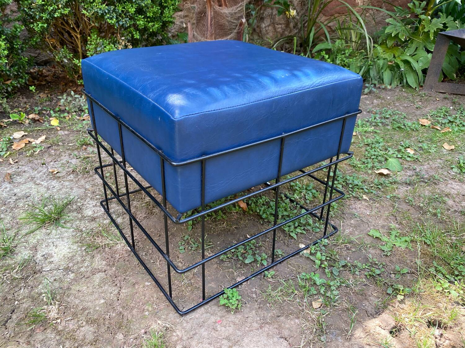 Square stool in black lacquered steel wire and blue leatherette circa 1970
