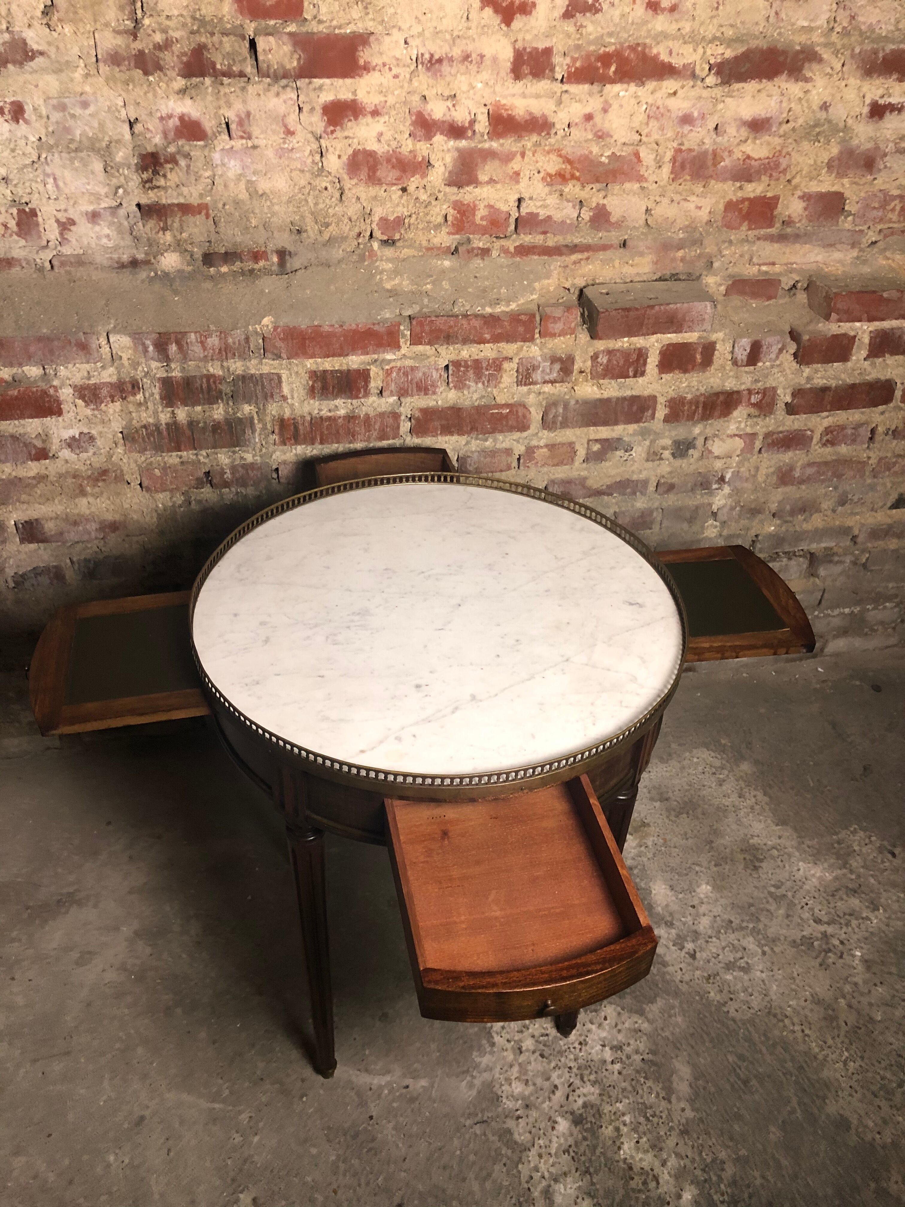 Table bouillotte de style Louis XVI en acajou et dessus marbre 1940