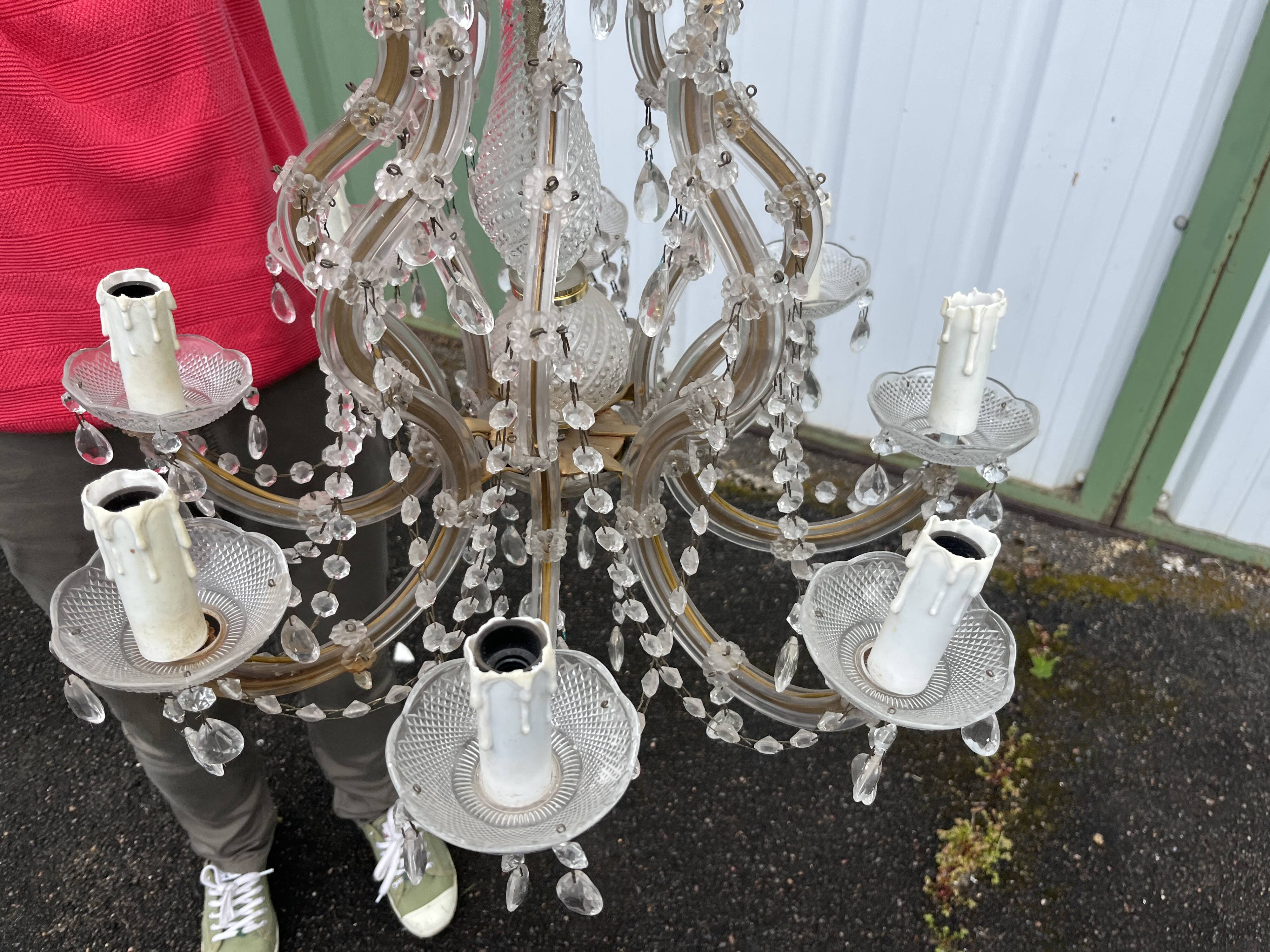 Antique crystal chandelier with 8 lights and drop pendants -