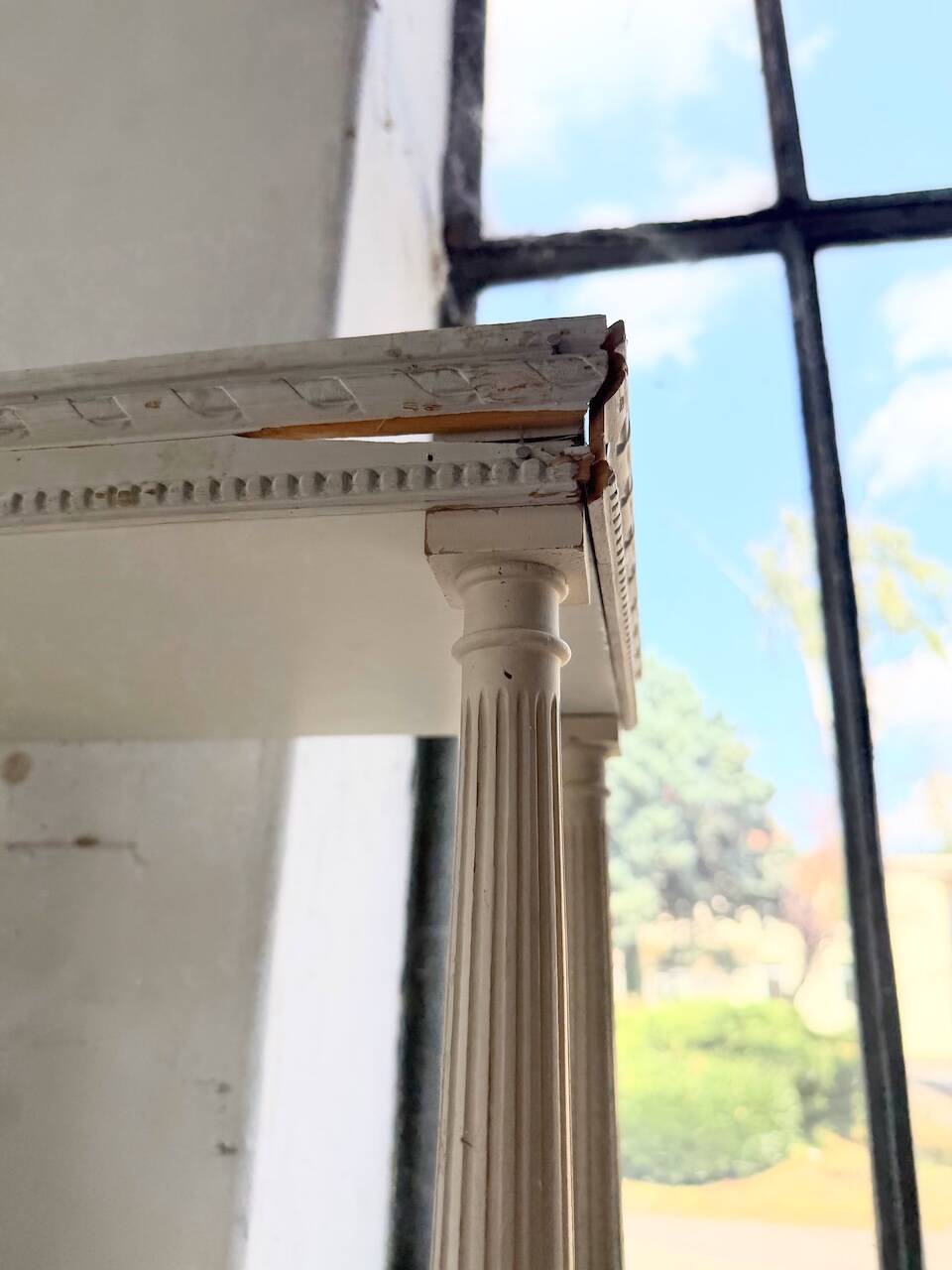 Bibliothèque, étagère XL Napoléon en bois patiné blanc