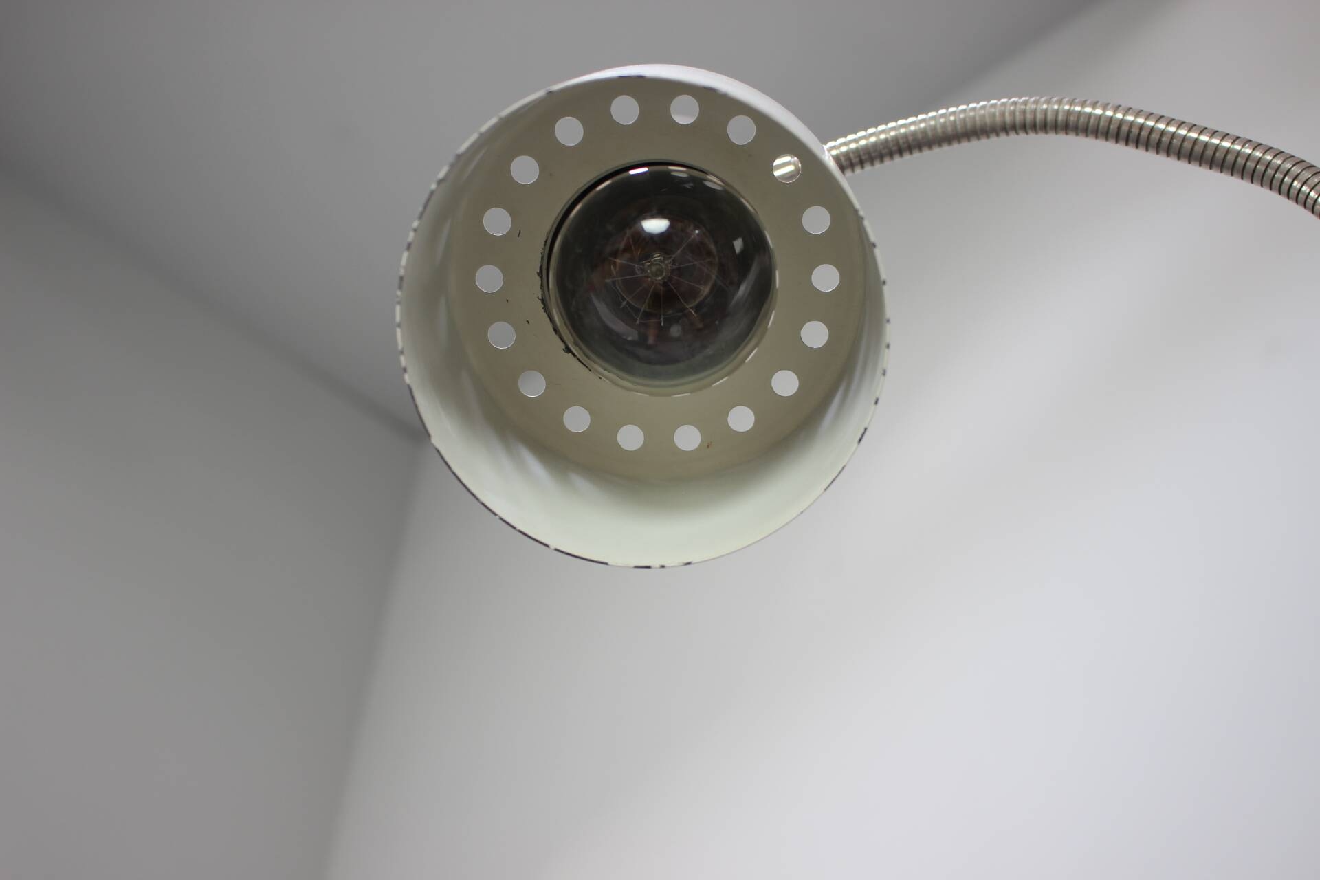 Lampadaire en métal blanc, Tchécoslovaquie 1970