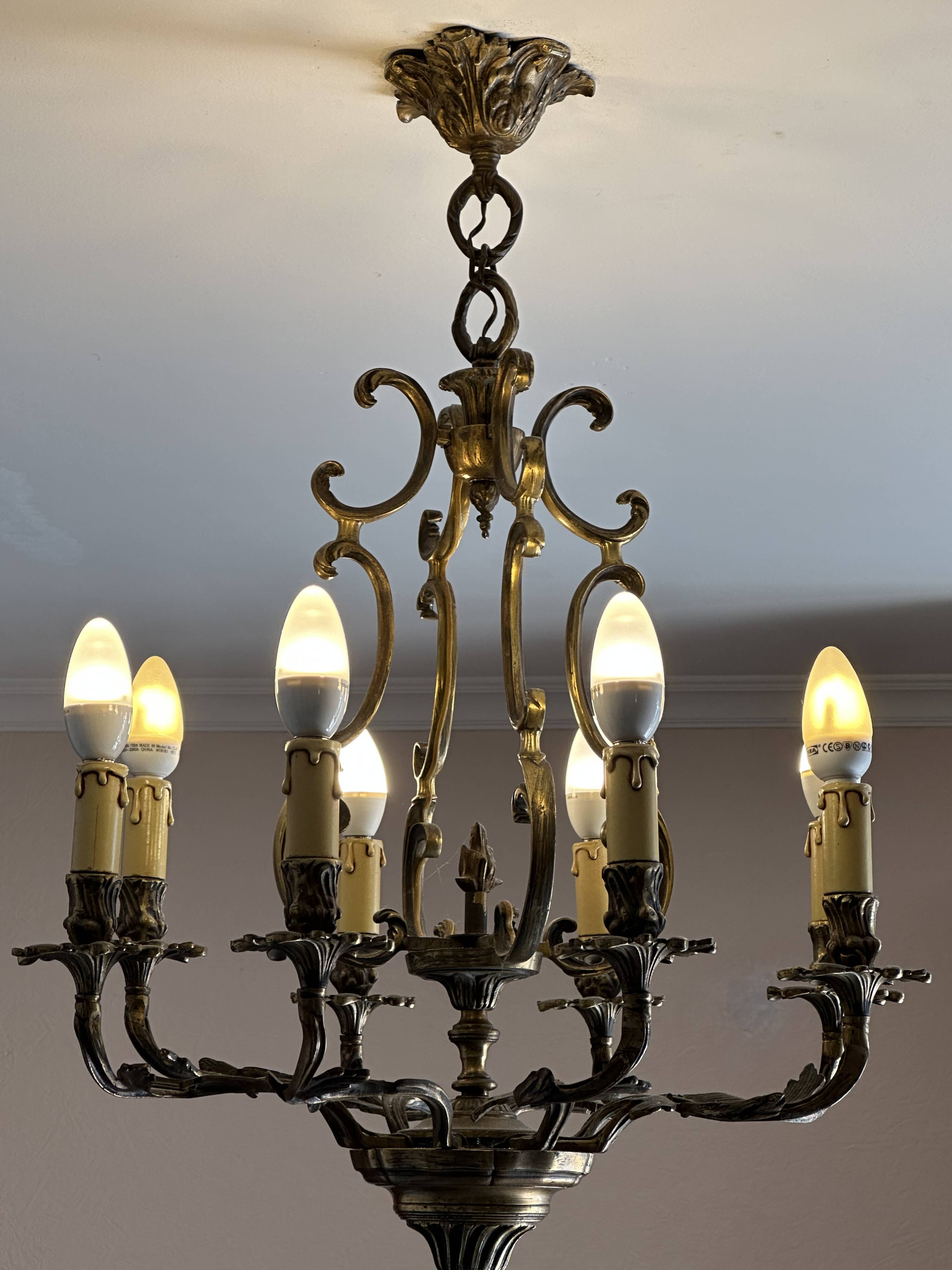 Bronze chandelier with 8 lights