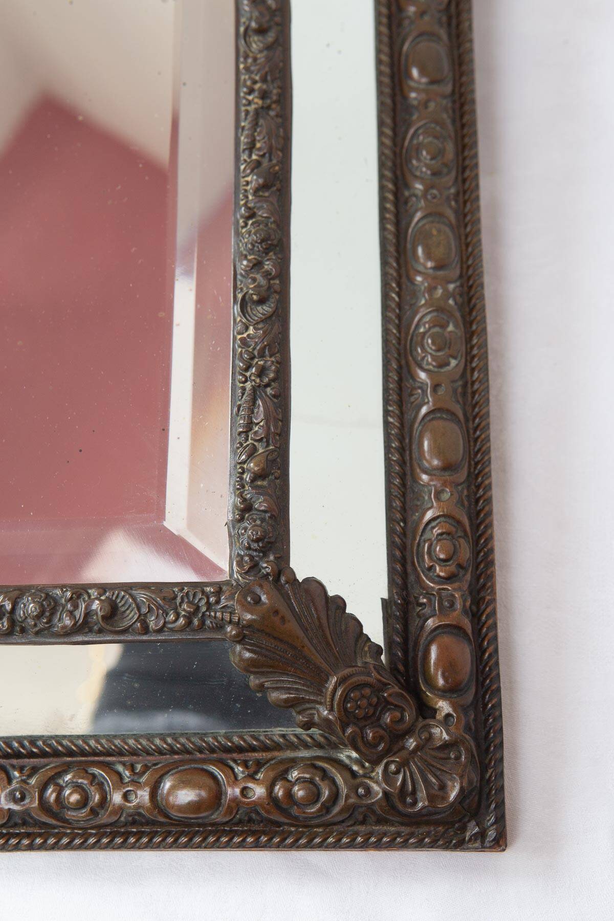 Ancien miroir français en laiton repoussé avec fronton XIXe siècle (56 cm)