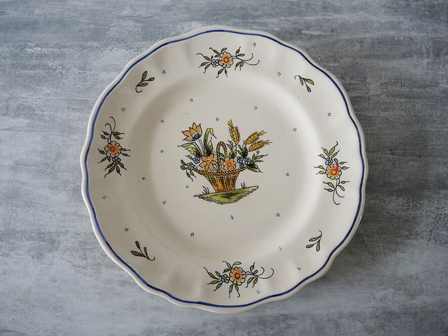 Flat earthenware plate of Desvres