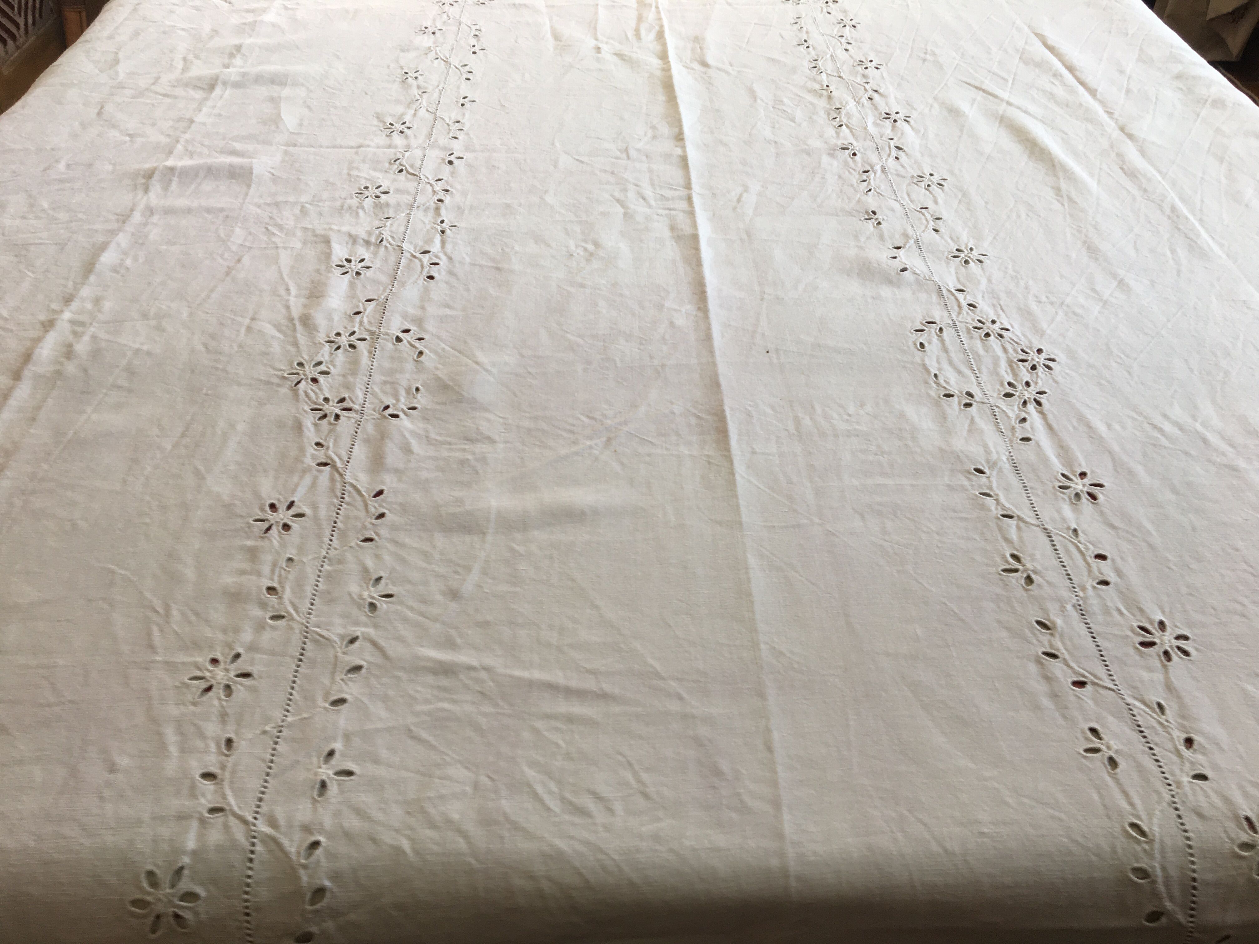 Service de table avec broderie blanche fait main sur toile de lin