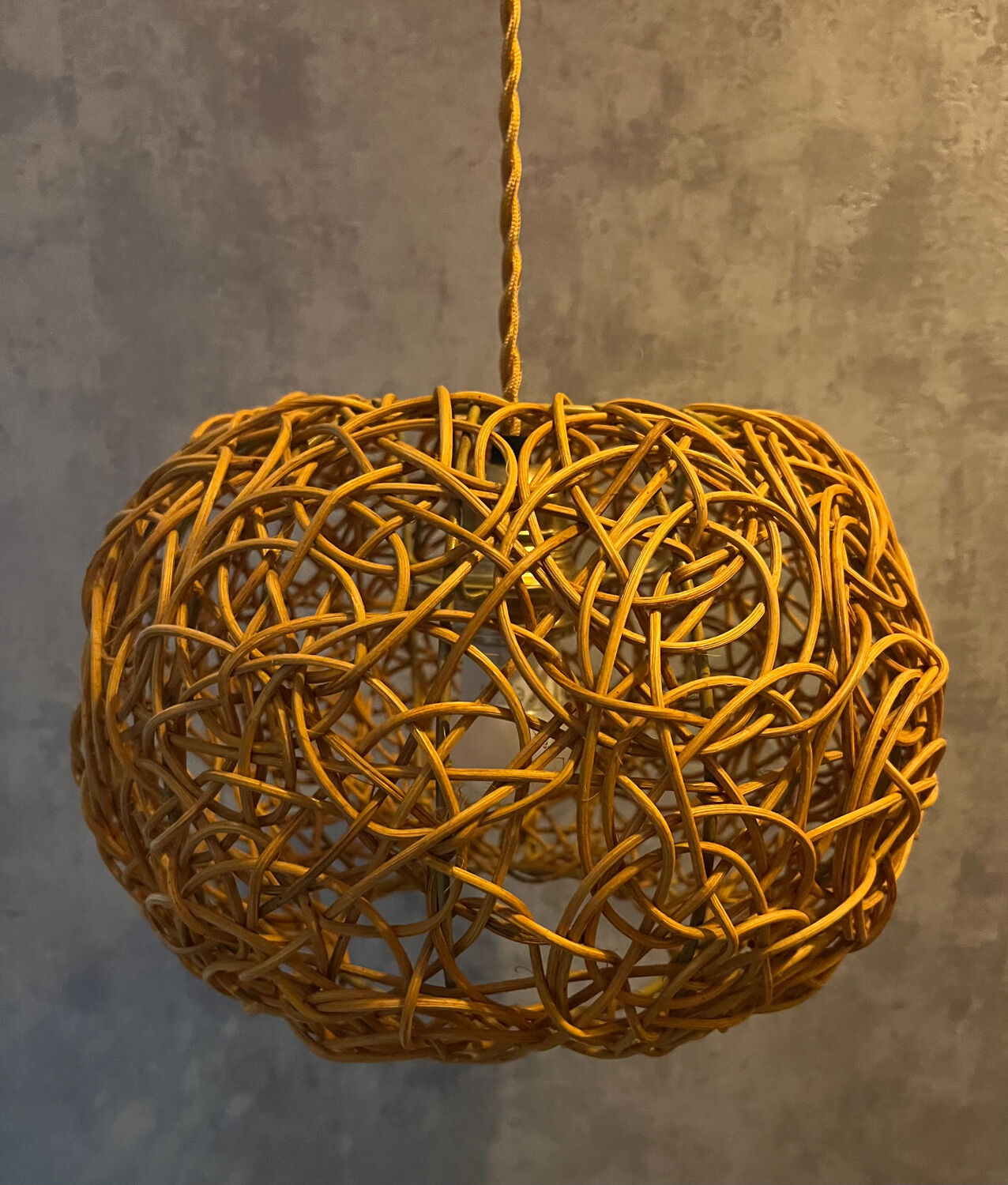 Suspension lustre d’époque en rotin tressé